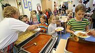 Nachmittagsbetreuung von Schülerinnen und Schülern: Das gemeinsame Mittagessen gehört oft dazu. Nachmittagsbetreuung von Schülerinnen und Schülern: Das gemeinsame Mittagessen gehört oft dazu.
