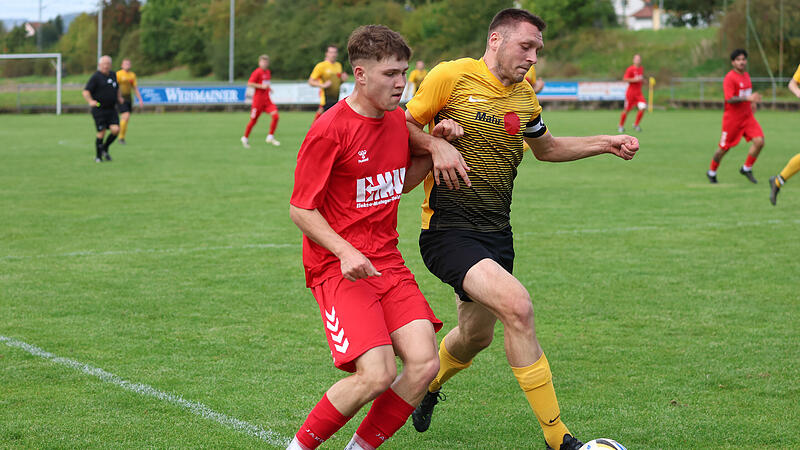 Der Reitscher Spielführer Manuel Wisneswski (gelb) ist rechtzeitig zur Stelle und kann vor dem  Ludwigsstadter Torschützen  Felix Stammberger klären.