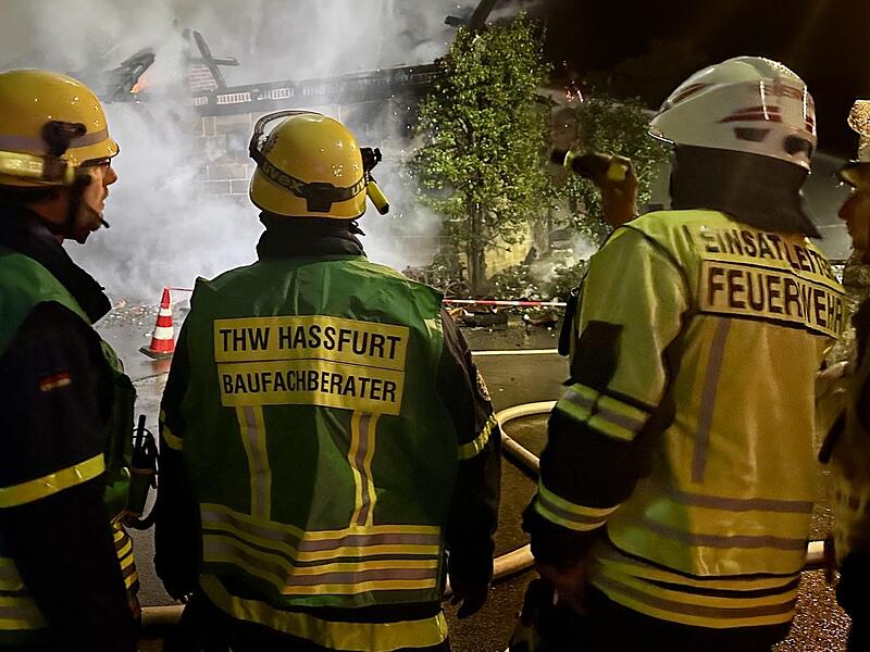 Wenn es brennt, ist ihr Wissen gerfragt: Die Experten der Feuerwehr und des THW stimmen sich ab. THW/Licha Wenn es brennt, ist ihr Wissen gerfragt: Die Experten der Feuerwehr und des THW stimmen sich ab. THW/Licha