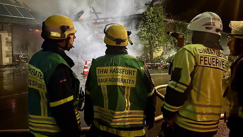 Wenn es brennt, ist ihr Wissen gerfragt: Die Experten der Feuerwehr und des THW stimmen sich ab. THW/Licha Wenn es brennt, ist ihr Wissen gerfragt: Die Experten der Feuerwehr und des THW stimmen sich ab. THW/Licha