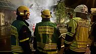 Wenn es brennt, ist ihr Wissen gerfragt: Die Experten der Feuerwehr und des THW stimmen sich ab. THW/Licha Wenn es brennt, ist ihr Wissen gerfragt: Die Experten der Feuerwehr und des THW stimmen sich ab. THW/Licha