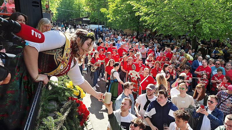2024 er&ouml;ffnete Luisa I. die Kellerwaldsaison - wer zapft wohl dieses Jahr das erste Fass an?