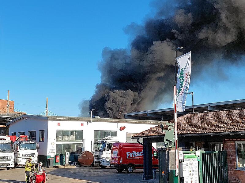 Am Freitag, 4. April 2025, sorgte ein Feuer beim Recyclinghof und Entsorgungsbetrieb Fritsche in Forchheim f&uuml;r einen Gro&szlig;einsatz.