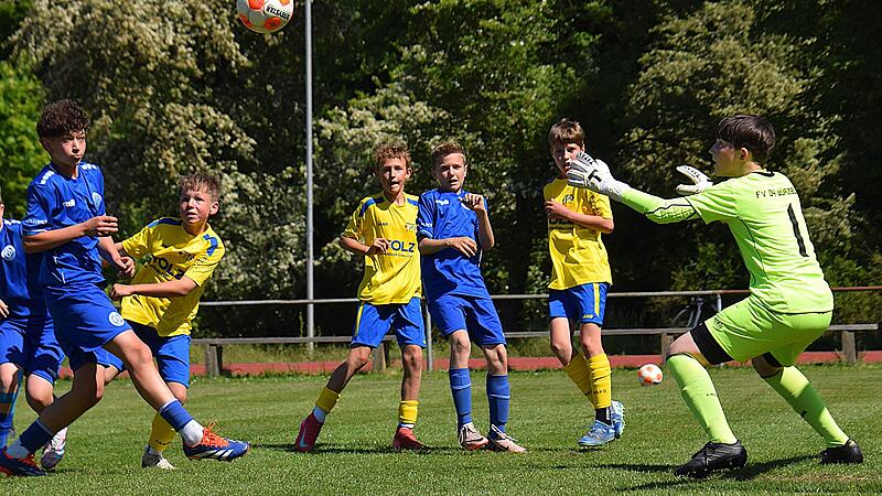 Die SG Langendorf (in gelb) lieferte gegen den W&uuml;rzburger FV in der U13-Bezirksoberliga einen tollen Fight, verlor aber dennoch knapp mit 0:1. In Sachen Klassenerhalt macht sich Trainer Florian R&ouml;thlein allerdings keine Sorgen.