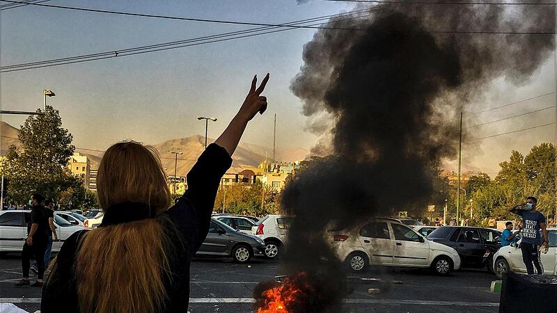 Eine Frau demonstriert in Teheran nach dem Tod der 22-j&auml;hrigen Mahsa Amini.