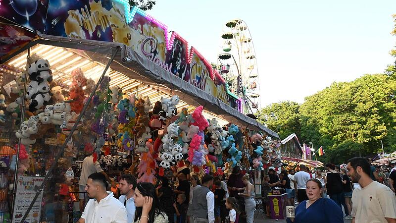 Buntes Treiben herrschte am Sonntag auf dem Annafest in Forchheim in der Budenstraße beim Riesenrad. Buntes Treiben herrschte am Sonntag auf dem Annafest in Forchheim in der Budenstraße beim Riesenrad.