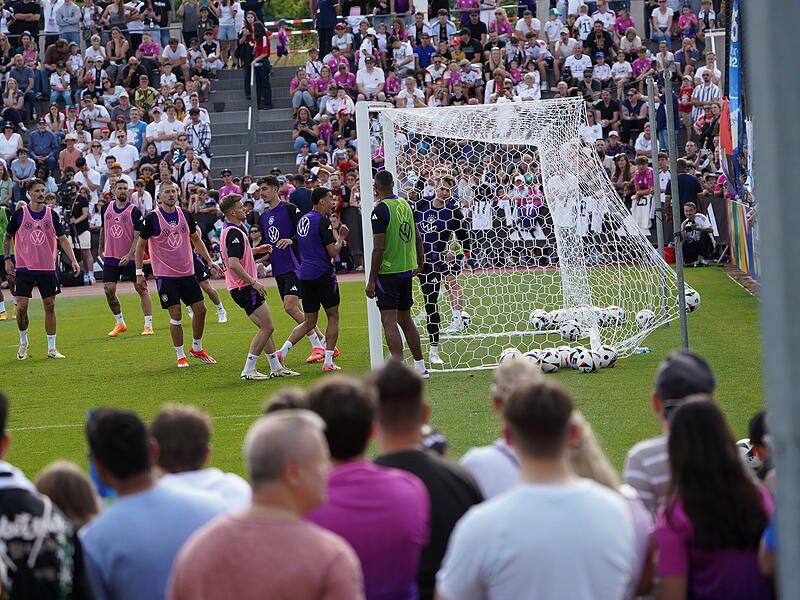 Jamal Musiala freut es: Manuel Neuer hat den Ball passieren lassen.
