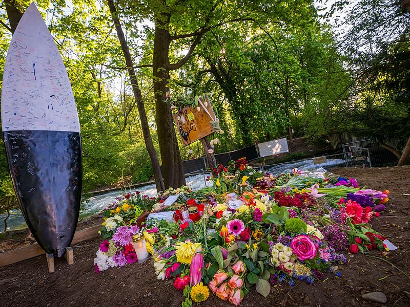 Trauerbekundung an der Eisbachwelle