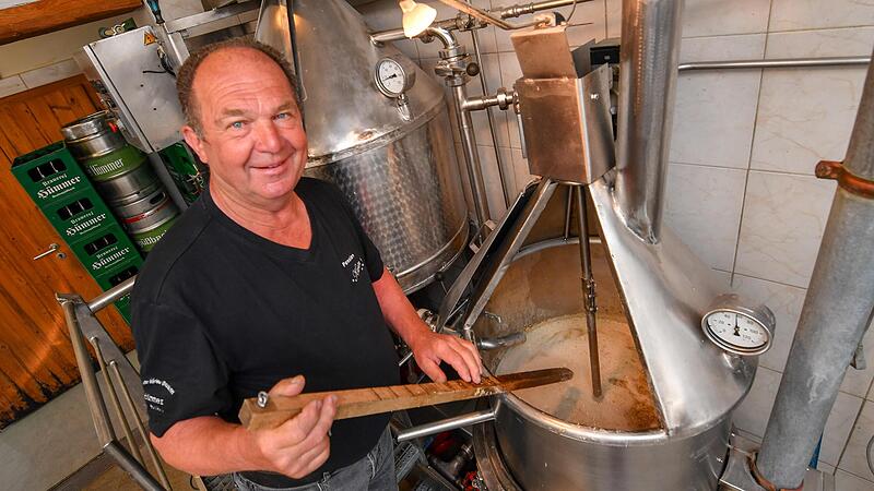 Karl Hümmer maischt am selbst gebauten Bottich.