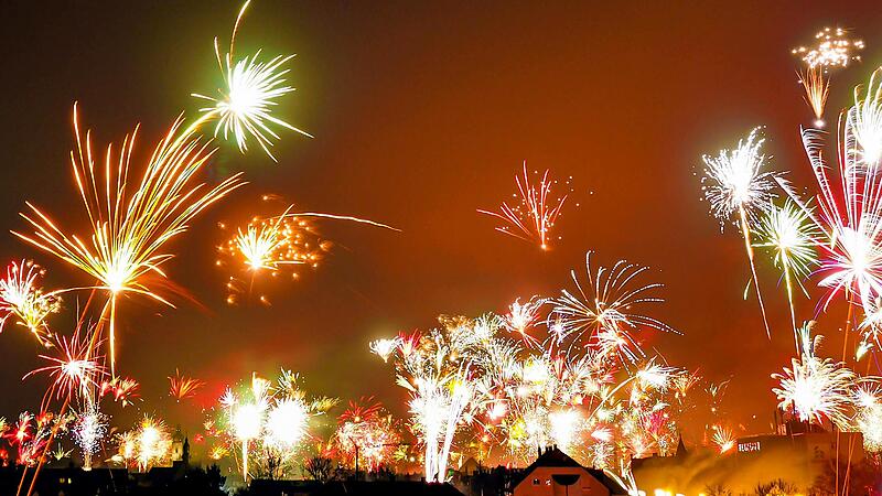 Feuerwerk &uuml;ber Forchheim: Wer dieses Jahr zu Silvester selbst Feuerwerk schie&szlig;en m&ouml;chte, kann sich ab heute mit Material eindecken.Forchheim & Fr&auml;nkische Schweiz