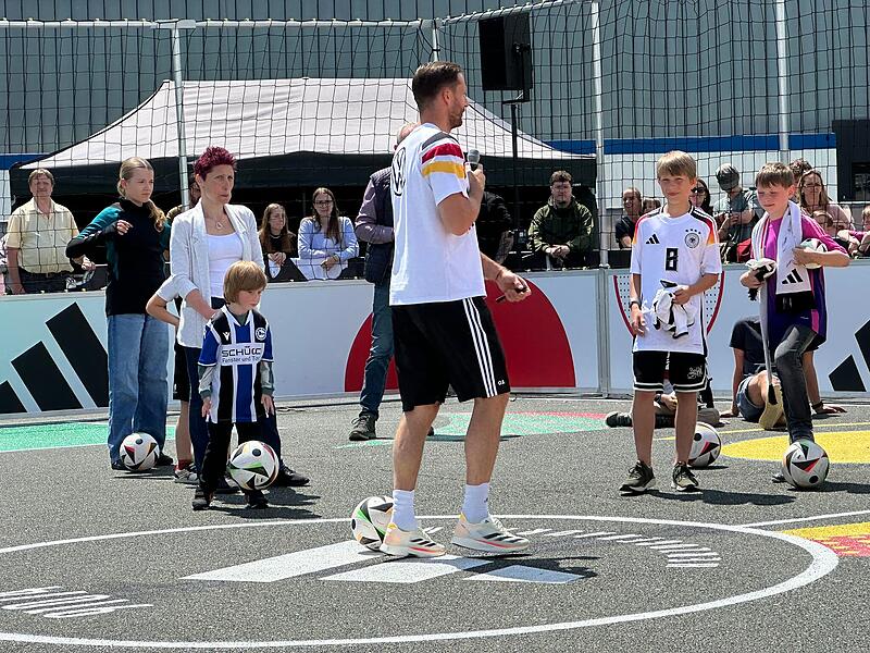 DFB-Torwandschießen in HerzogenaurachDFB-Torwandschießen in Herzogenaurach DFB-Torwandschießen in HerzogenaurachDFB-Torwandschießen in Herzogenaurach