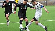 Der ehemalige Stockheimer Angreifer Yannik Düthorn (schw., hier im Zweikampf mit dem Rattelsdorfer Spielführer Tobias Merkel) wird vom Neukenrother Sportvorstand Christian Schülein als schneller, ballsicherer und robuster Spieler eingeschätzt.