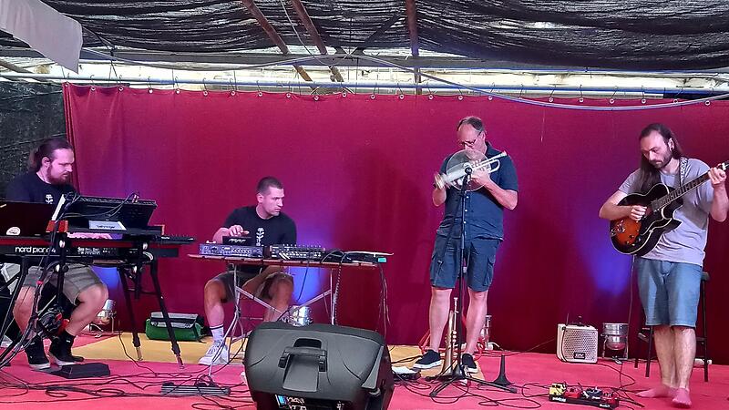 Die Jazzinger aus W&uuml;rzburg &uuml;berzeugen das Publikum bei &bdquo;else!3&ldquo;. Unser Bild zeigt (von links) Nik Jira, Simon Kerschbaumer, Tilman M&uuml;ller und als Gast Timo Br&uuml;hl.