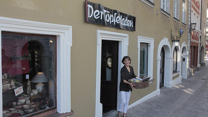 Jutta Herold-Bauer vor dem T&ouml;pferladen an der Unteren Br&uuml;cke in Bamberg, den sie zusammen mit ihrer Schwester f&uuml;hrt.