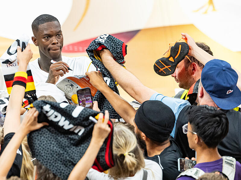 Deutschland - Zypern Schrieb nach dem 111:79-Sieg über Zypern geduldig Autogramme in der Brose-Arena: NBA-Star Dennis Schröder