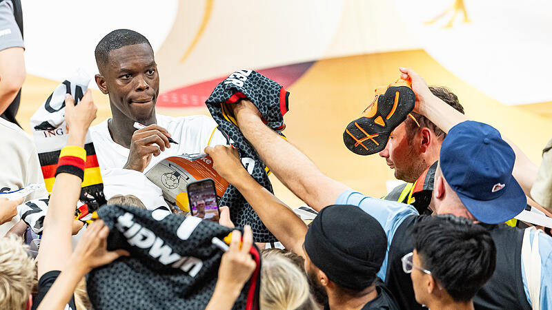 Schrieb nach dem 111:79-Sieg &uuml;ber Zypern geduldig Autogramme in der Brose-Arena: NBA-Star Dennis Schr&ouml;der