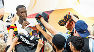Schrieb nach dem 111:79-Sieg &uuml;ber Zypern geduldig Autogramme in der Brose-Arena: NBA-Star Dennis Schr&ouml;der