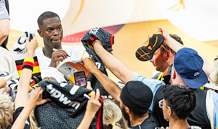 Schrieb nach dem 111:79-Sieg &uuml;ber Zypern geduldig Autogramme in der Brose-Arena: NBA-Star Dennis Schr&ouml;der