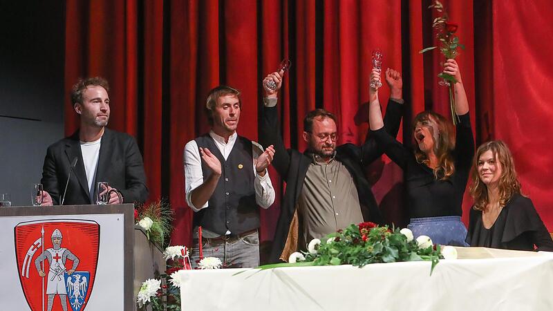 Der Jubel &uuml;ber die Auszeichnung mit dem E.T.A.-Hoffmann-Preis bei den anwesenden Mitgliedern des Theater Wildwuchs war unb&auml;ndig.