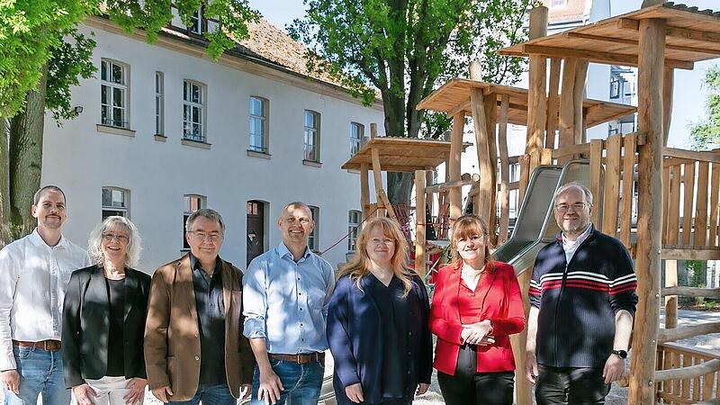 Strahlende Gesichter bei der Einweihung des neuen Spielplatzes im Don Bosco-Hort.