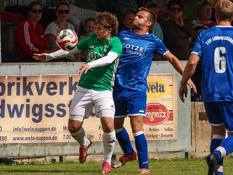 Luan Vogel (grünes Trikot, hier gegen Ludwigsstadt) drehte mit einem Doppelpack die Partie für seine Stockheimer gegen den TSV Steinberg. Luan Vogel (grünes Trikot, hier gegen Ludwigsstadt) drehte mit einem Doppelpack die Partie für seine Stockheimer gegen den TSV Steinberg.
