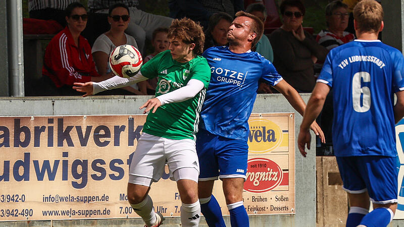 Luan Vogel (gr&uuml;nes Trikot, hier gegen Ludwigsstadt) drehte mit einem Doppelpack die Partie f&uuml;r seine Stockheimer gegen den TSV Steinberg.