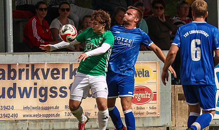 Luan Vogel (gr&uuml;nes Trikot, hier gegen Ludwigsstadt) drehte mit einem Doppelpack die Partie f&uuml;r seine Stockheimer gegen den TSV Steinberg.