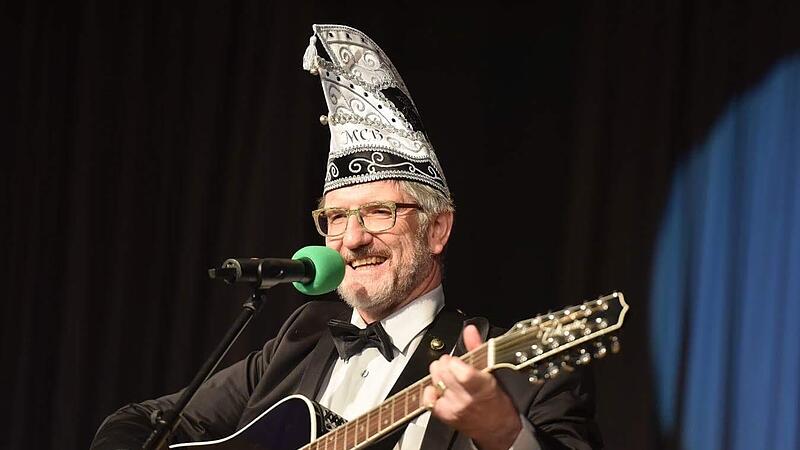 Hier kann Michael C. Busch gleich zwei seiner großen Leidenschaften miteinander verbinden: Fasching und Gitarre spielen. Das Gitarre spielen hat er sich als Jugendlicher übrigens selber beigebracht. Hier kann Michael C. Busch gleich zwei seiner großen Leidenschaften miteinander verbinden: Fasching und Gitarre spielen. Das Gitarre spielen hat er sich als Jugendlicher übrigens selber beigebracht.