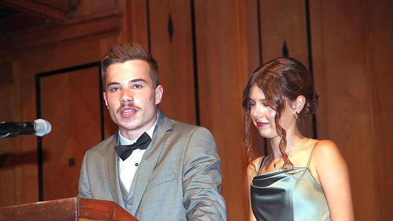 Die Schülersprecher Dominic Konopka und Nele Kröckel bei ihrer Rede Die Schülersprecher Dominic Konopka und Nele Kröckel bei ihrer Rede