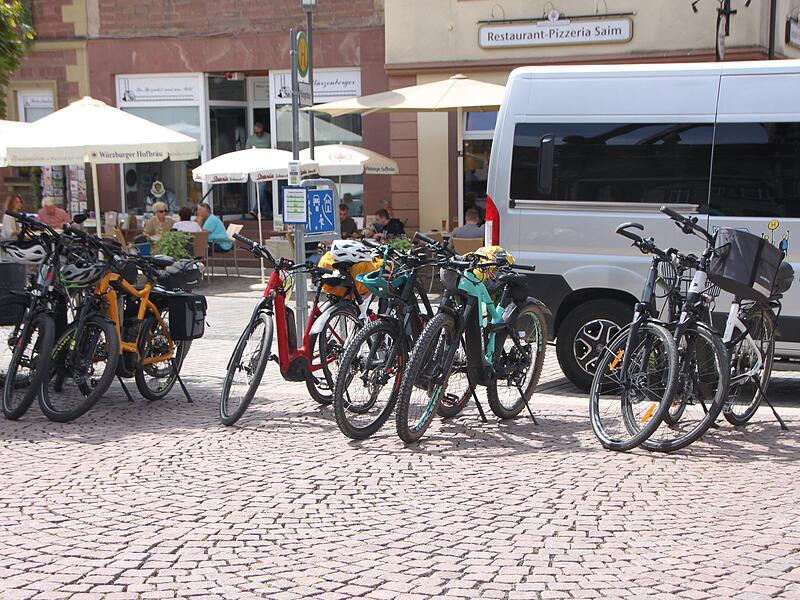 Bei gutem Wetter steht der Hammelburger Marktplatz voller Fahrräder. Bei gutem Wetter steht der Hammelburger Marktplatz voller Fahrräder.