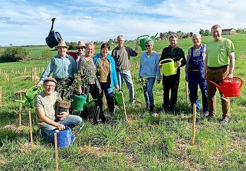 Aktive der ÖDP Haßberge gießen Baumsetzlinge.