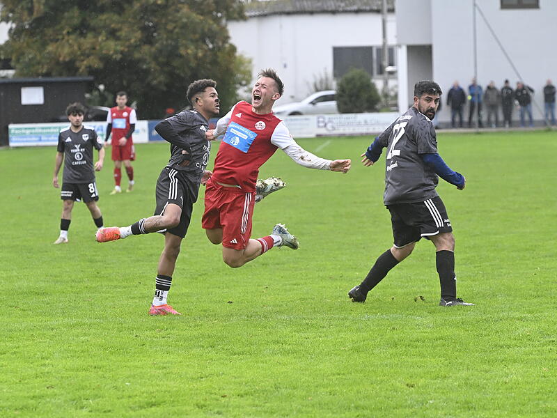 Das tut schon beim Zusehen weh: der Meederer Benjamin Kraußer wird im Mittelfeld mit einem Foul gestoppt. Der Tabellenführer setzte sich mit 6:1 gegen Bosporus Coburg durch.