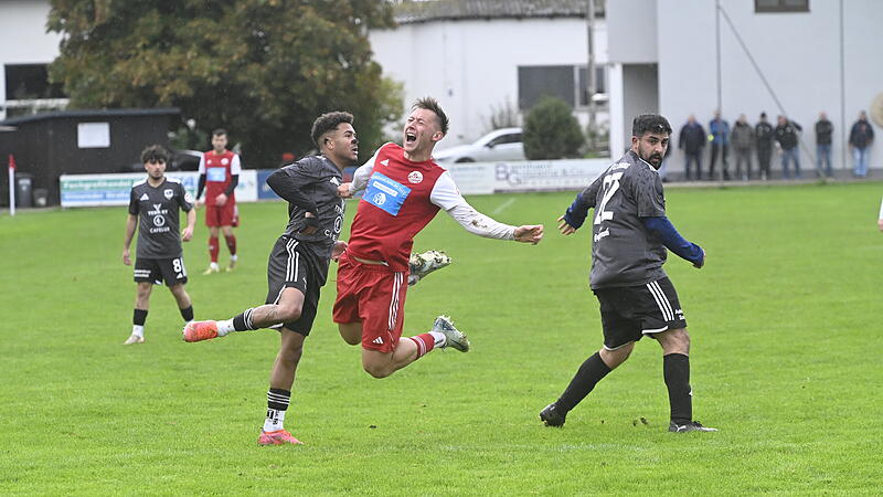 Das tut schon beim Zusehen weh: der Meederer Benjamin Krau&szlig;er wird im Mittelfeld mit einem Foul gestoppt. Der Tabellenf&uuml;hrer setzte sich mit 6:1 gegen Bosporus Coburg durch.