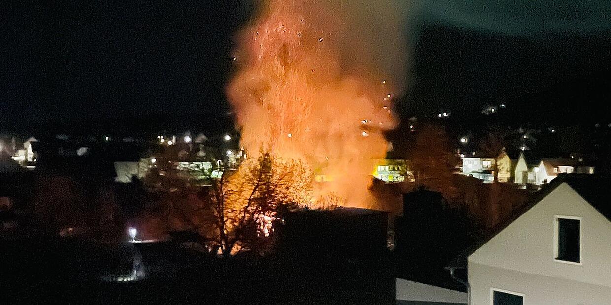 Barn in flames in the middle of Nüdlingen