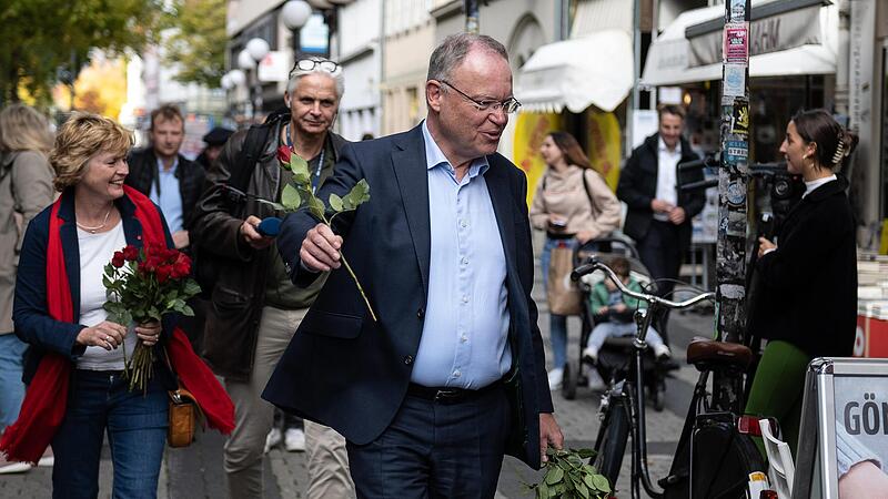 Stephan Weil, Spitzenkandidat der SPD f&uuml;r die Landtagswahlen in Niedersachsen, verteilt in G&ouml;ttingen rote Rosen.