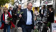 Stephan Weil, Spitzenkandidat der SPD f&uuml;r die Landtagswahlen in Niedersachsen, verteilt in G&ouml;ttingen rote Rosen.