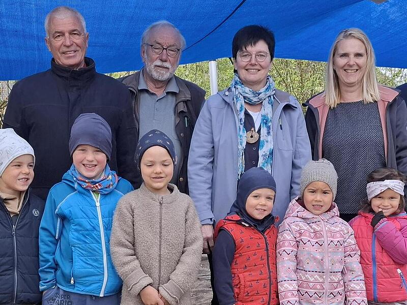 Die Kindergartenkinder freuen sich mit Leiterin Kathy Wendler (Zweite von rechts) &uuml;ber die Spende der Stiftung &bdquo;Unser Marktzeuln&ldquo;. Im Bild die Stiftungsr&auml;te ( v.l.) Gregor Friedlein-Zech, Hans-Georg Rebhan, Lisa Zipfel und Altb&uuml;rgermeister Josef S...