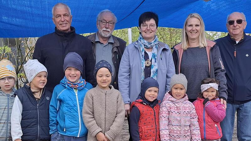 Die Kindergartenkinder freuen sich mit Leiterin Kathy Wendler (Zweite von rechts) &uuml;ber die Spende der Stiftung &bdquo;Unser Marktzeuln&ldquo;. Im Bild die Stiftungsr&auml;te ( v.l.) Gregor Friedlein-Zech, Hans-Georg Rebhan, Lisa Zipfel und Altb&uuml;rgermeister Josef S...