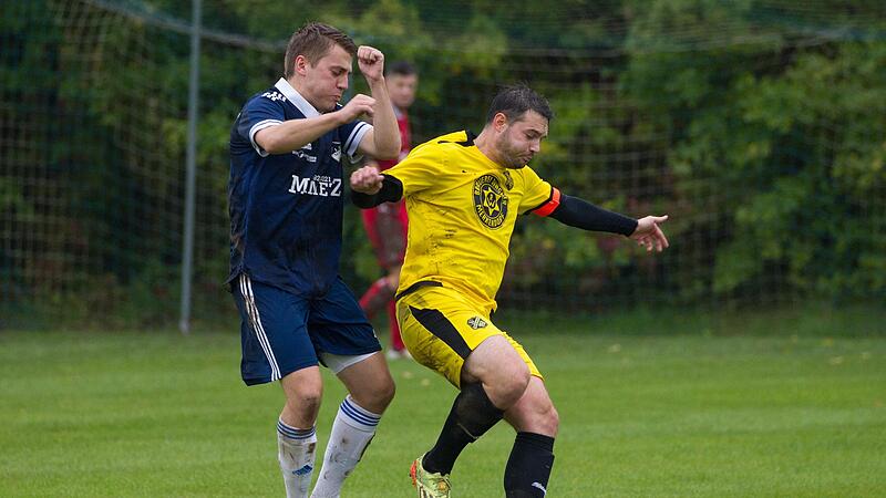 In der vergangenen Saison lief es für David Bauer (blaues Trikot) und den FC Mitwitz gut gegen den SV Merkendorf um Patrick Wessel. Auf ein 3:3 zu Hause folgte ein wichtiger 2:0-Auswärtssieg im Saisonendspurt.