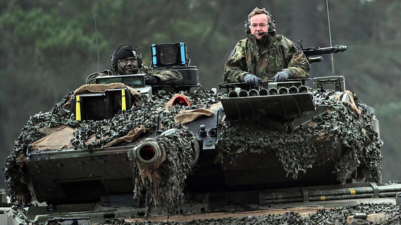 Boris Pistorius (r, SPD), Verteidigungsminister, fährt im Turm eines Leopard 2A6 mit einem Soldaten des Panzerbataillon 203 der Bundeswehr. Jetzt möchte Pistorius die Wehrpflicht wieder  einführen.