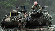 Boris Pistorius (r, SPD), Verteidigungsminister, fährt im Turm eines Leopard 2A6 mit einem Soldaten des Panzerbataillon 203 der Bundeswehr. Jetzt möchte Pistorius die Wehrpflicht wieder  einführen.
