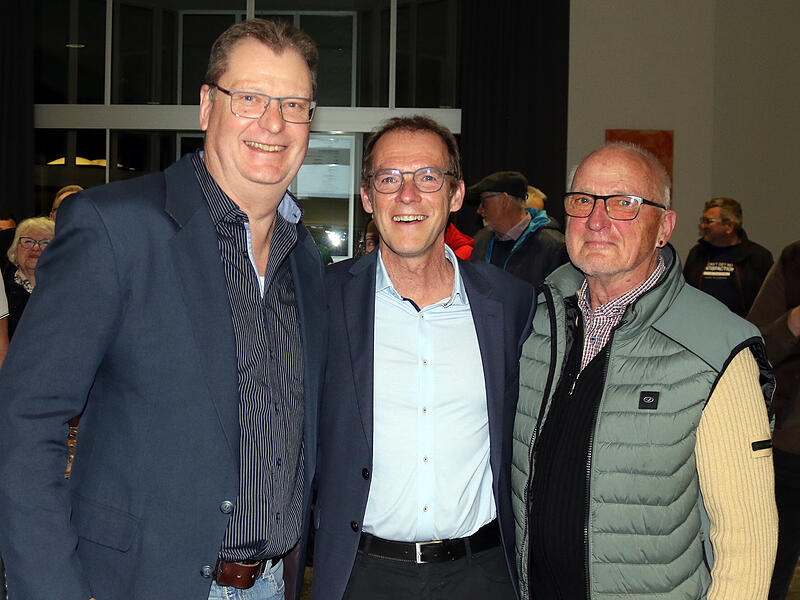 Gro&szlig;e Freude &uuml;ber 83 Prozent der Stimmen f&uuml;r die demokratischen Parteien in Strullendorf: Stefan Zahner (Neue Liste) gratulierte &bdquo;Hattrick-B&uuml;rgermeister&ldquo; Wolfgang Desel (CSU), hier mit seinem Vater Bruno, zum erneuten Wahlsieg.