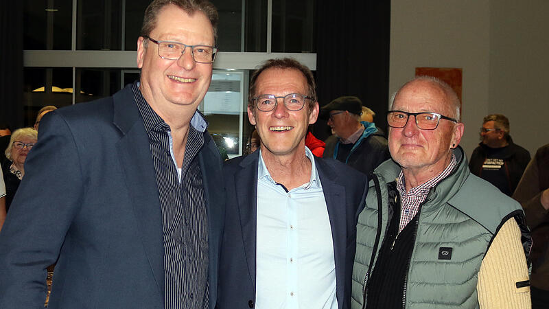 Gro&szlig;e Freude &uuml;ber 83 Prozent der Stimmen f&uuml;r die demokratischen Parteien in Strullendorf: Stefan Zahner (Neue Liste) gratulierte &bdquo;Hattrick-B&uuml;rgermeister&ldquo; Wolfgang Desel (CSU), hier mit seinem Vater Bruno, zum erneuten Wahlsieg.