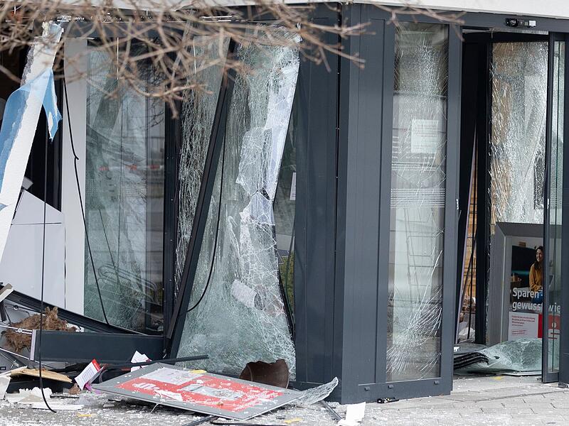 Unbekannte sprengen Geldautomaten und fl&uuml;chten