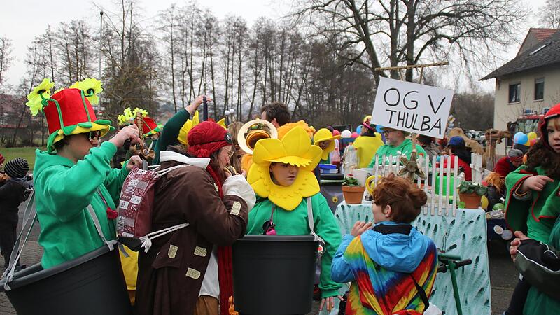 Mitglieder des Obst- und Gartenbauvereins sind als Blumen beim Zug mitgelaufen.