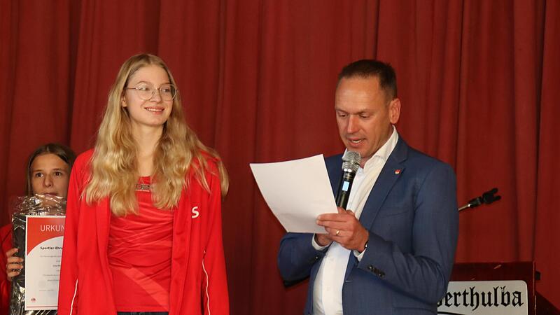 Bürgermeister Mario Götz zeichnete Anne Granich aus.