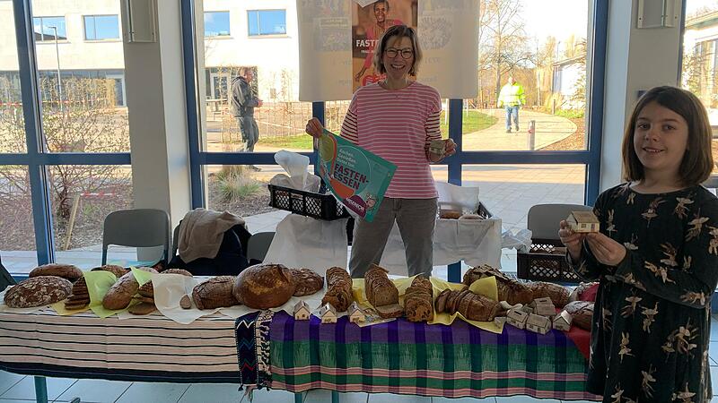 Das Foto zeigt Lehrerin Anja Bank und Zweitkl&auml;sslerin Mia Kehrer mit ihrem Spendenh&auml;uschen.