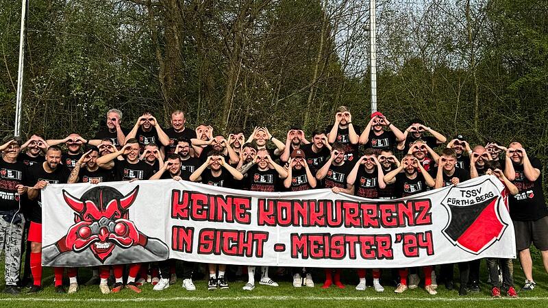 Mit &bdquo;Fernrohren und -gl&auml;sern&ldquo; schauen die F&uuml;rther Fu&szlig;baller auf ihre Gegner. Grund: In der zu Ende gehenden Kreisklassen-Saison distanzierte die Mannschaft die Konkurrenz, blieb in bisher allen Punktspielen ungeschlagen. Dar&uuml;ber freute sich auch N...