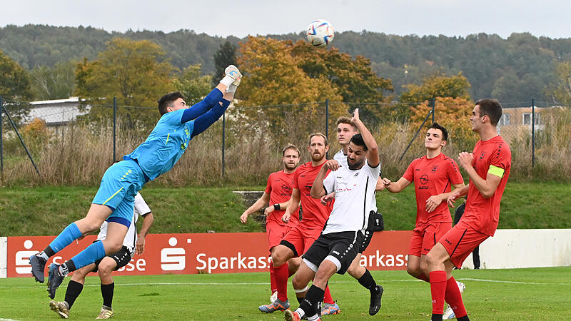 Die Abwehr des TV Ebern um Torwart Marc Morgenroth kassierte nur 27 Treffer. Routinier Joseph Weiß (rotes Trikot, zweiter von links) erzielte zuletzt das Goldene Tor gegen den TSV Burgebrach. Die Abwehr des TV Ebern um Torwart Marc Morgenroth kassierte nur 27 Treffer. Routinier Joseph Weiß (rotes Trikot, zweiter von links) erzielte zuletzt das Goldene Tor gegen den TSV Burgebrach.