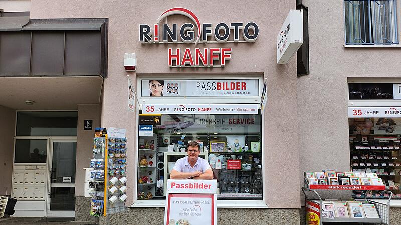 Steffen Hirschmann vor seinem Gesch&auml;ft in der Badgasse in Bad Kissingen.
